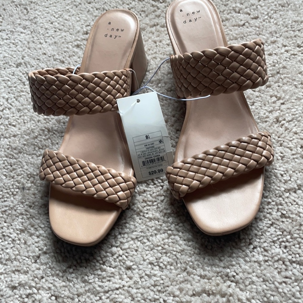 Nude/tan heels
